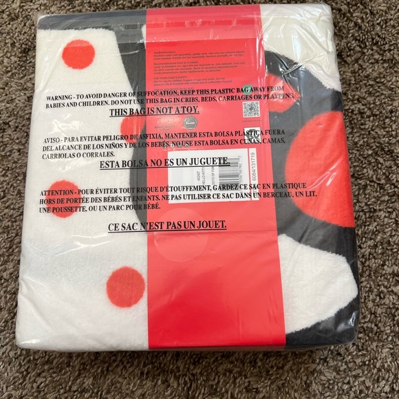 NEW Hello Kitty Kids Silky Soft Plush Throw, 40 x 50, Sanrio - Picture 6 of 6